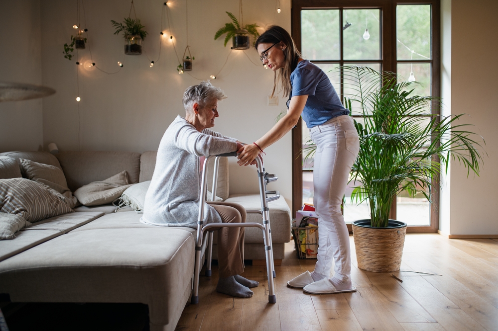 Seniorin übt zuhause wieder zu laufen